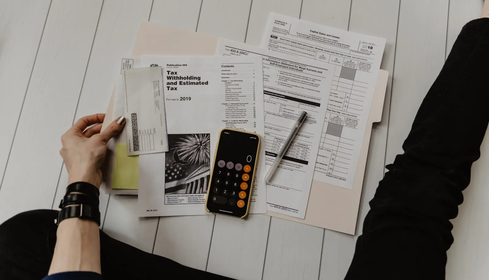 Escritorio con documentos contables y estados financieros