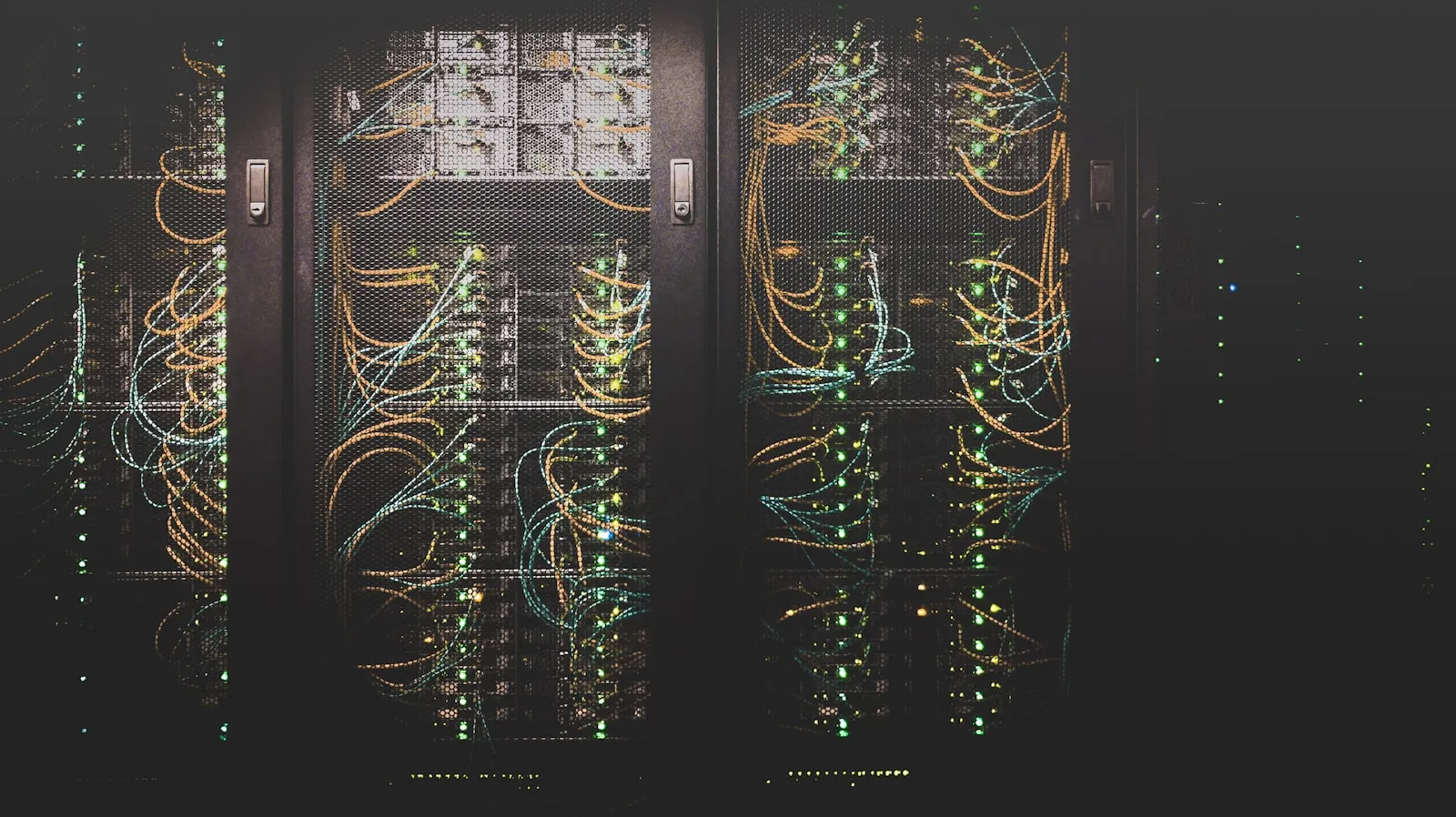 Sala de servidores y monitoreo de seguridad informática